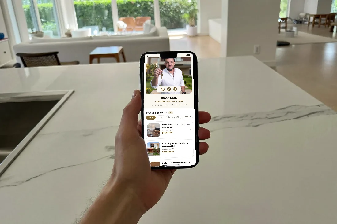 Site do corretor de imóveis aberto no celular, com a lista de imóveis